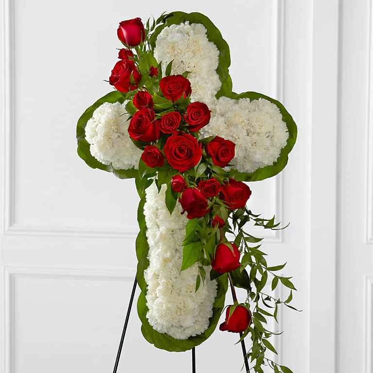 Cruz floral blanca con rosas rojas