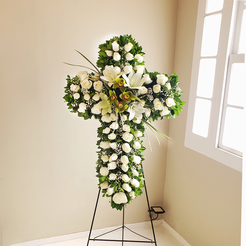 Cruz floral blanca de rosas