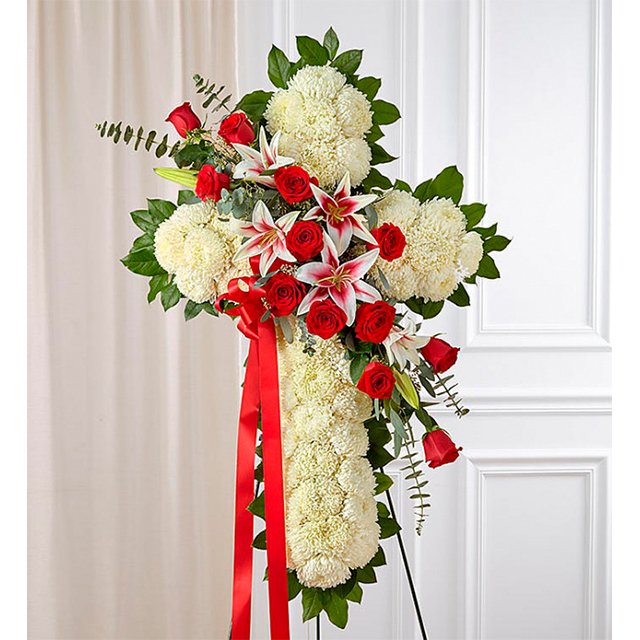 Cruz floral blanca con rosas rojas