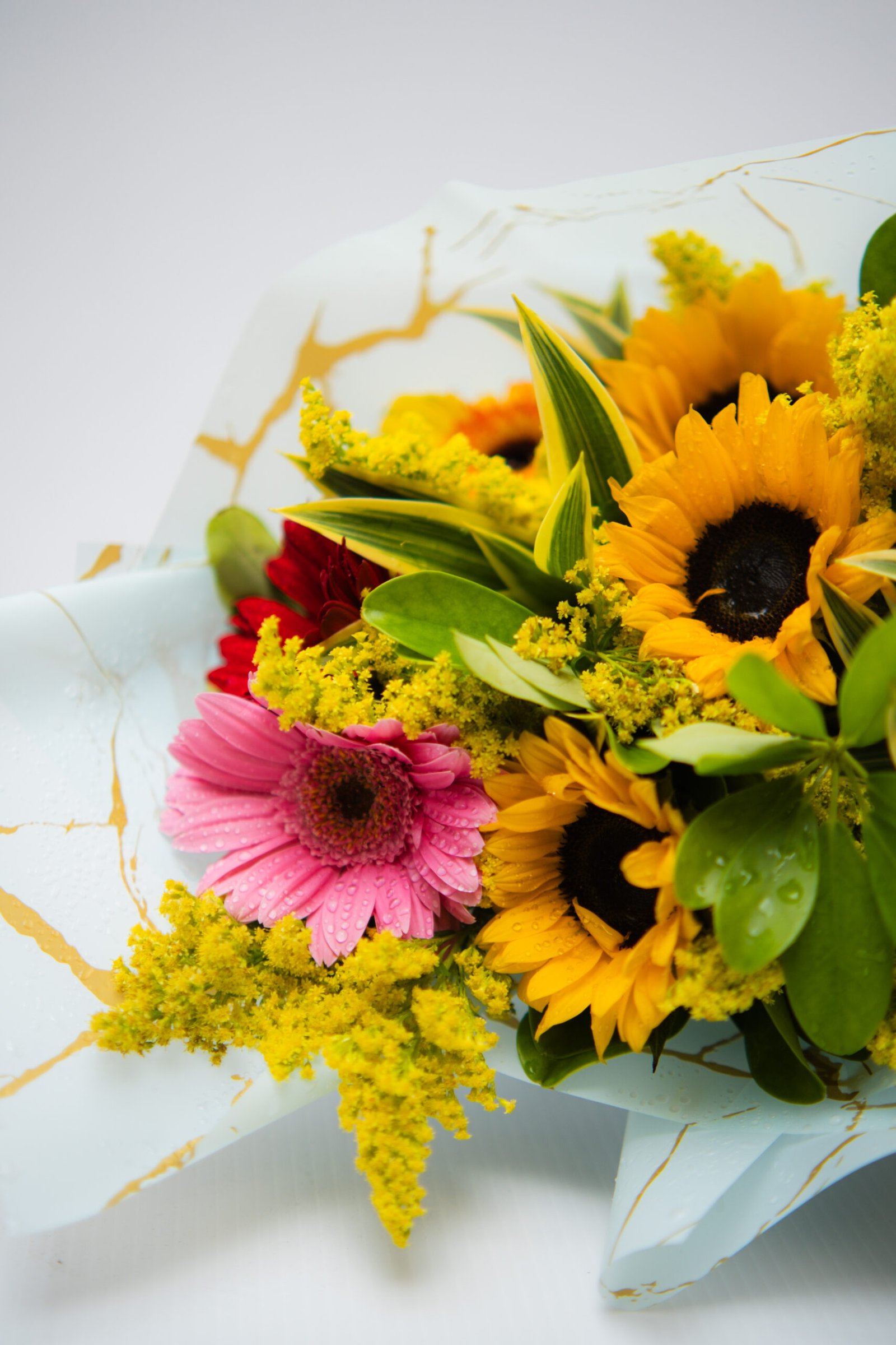 Ramo decorado con 3 gerberas y 3 girasoles - Imagen 2