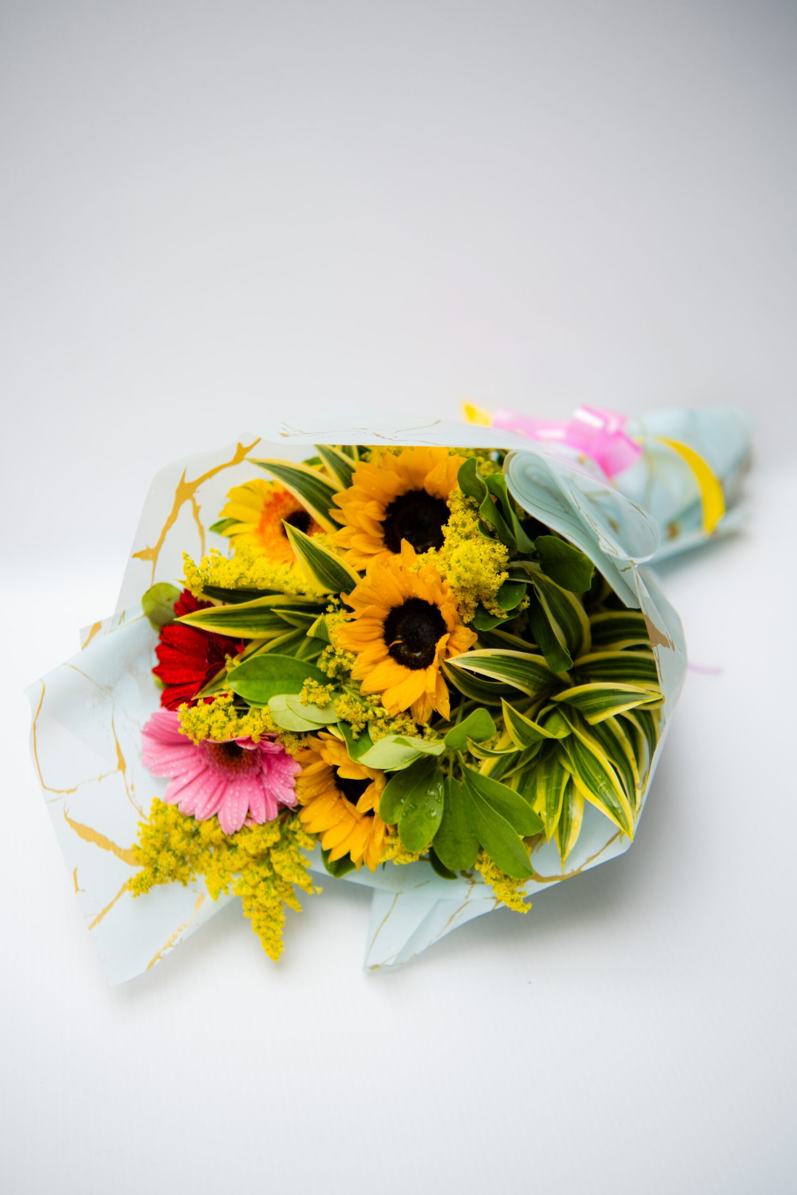 Ramo decorado con 3 gerberas y 3 girasoles - Imagen 4