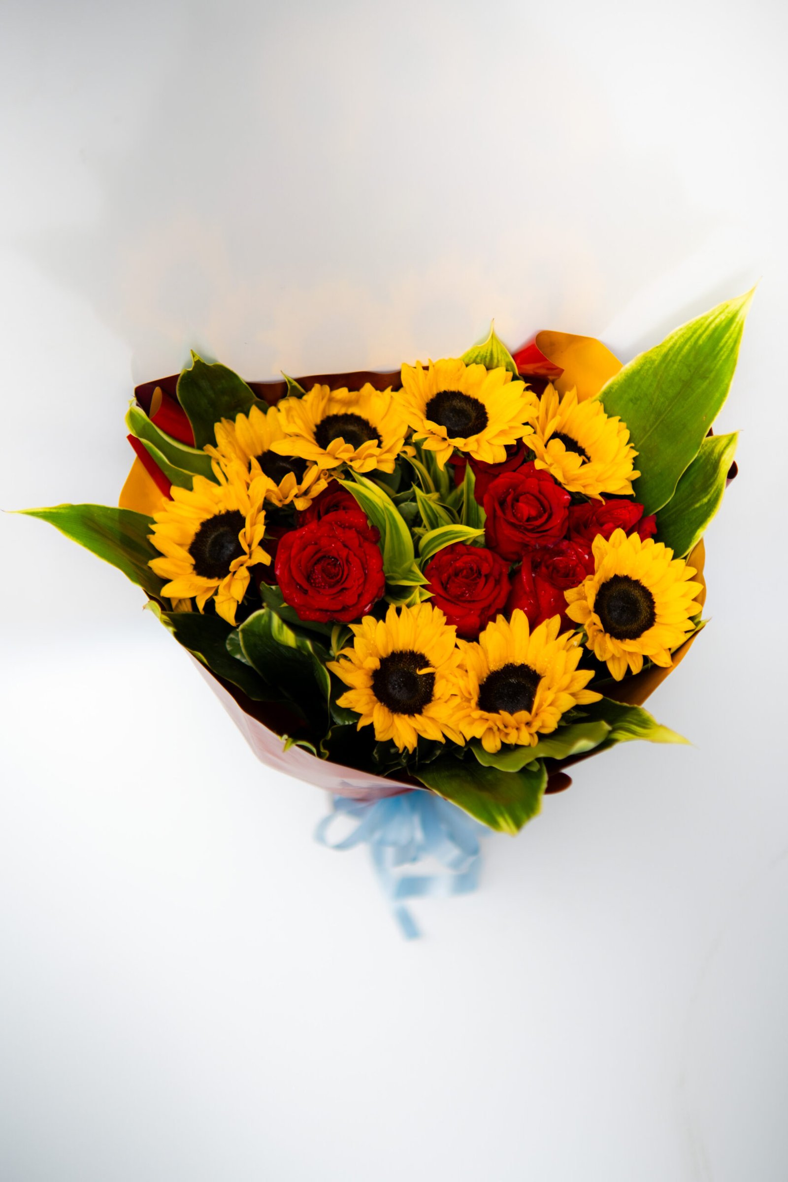 Ramo Con 8 Girasoles y 8 Rosas Decoradas - Imagen 4