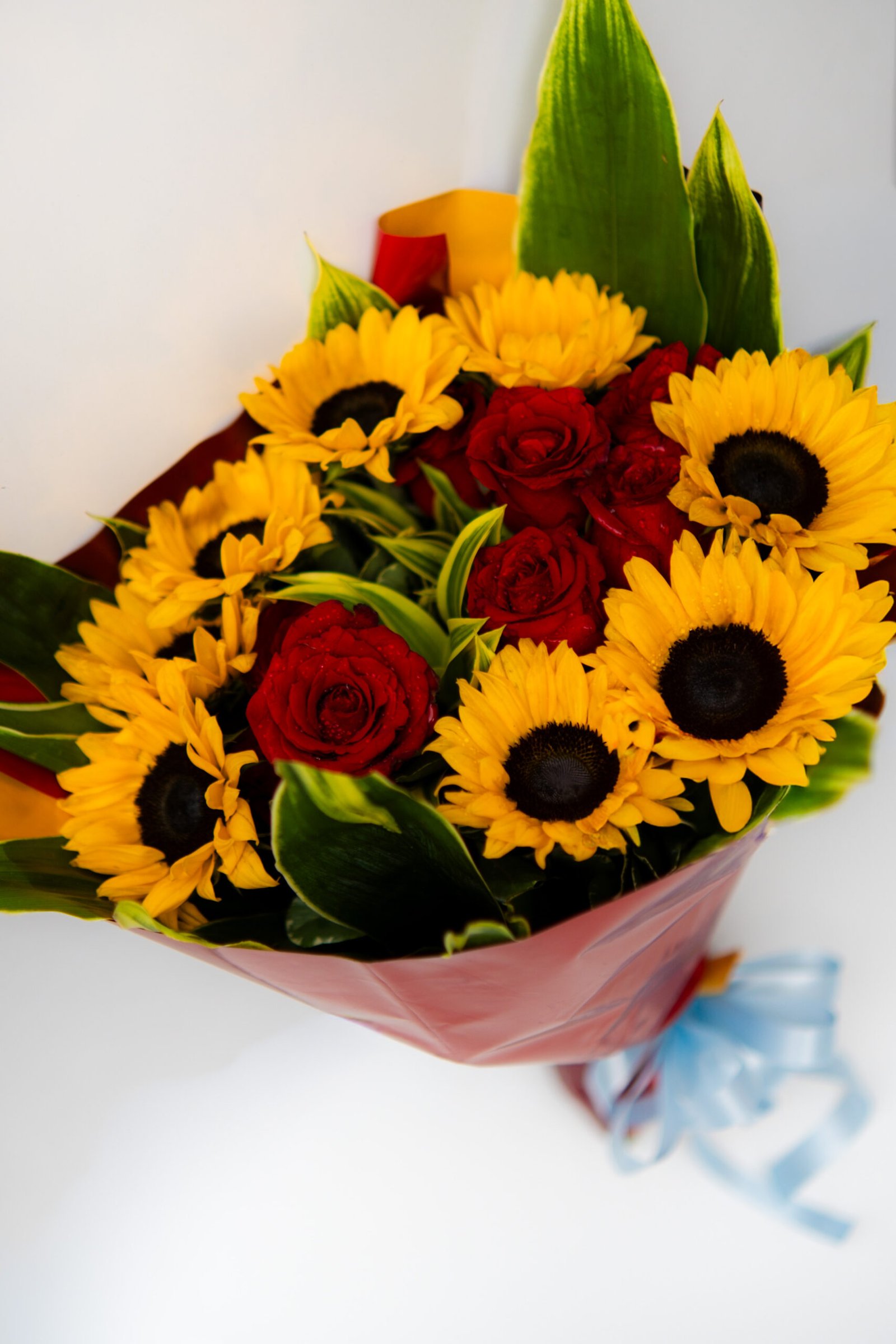 Ramo Con 8 Girasoles y 8 Rosas Decoradas