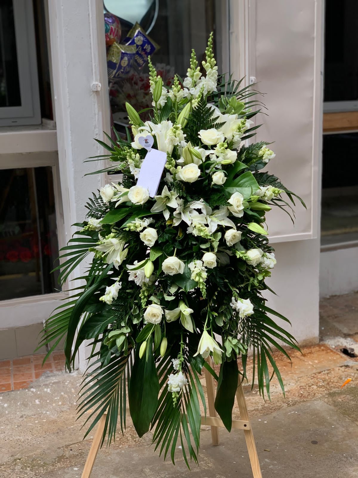 Medallon blanco grande con rosas y lirios