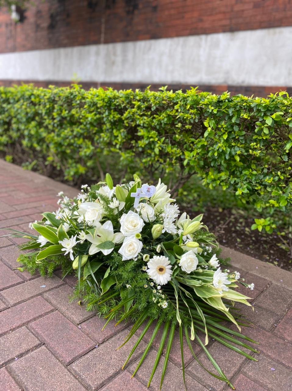 Tributo blanco con gerberas y rosas
