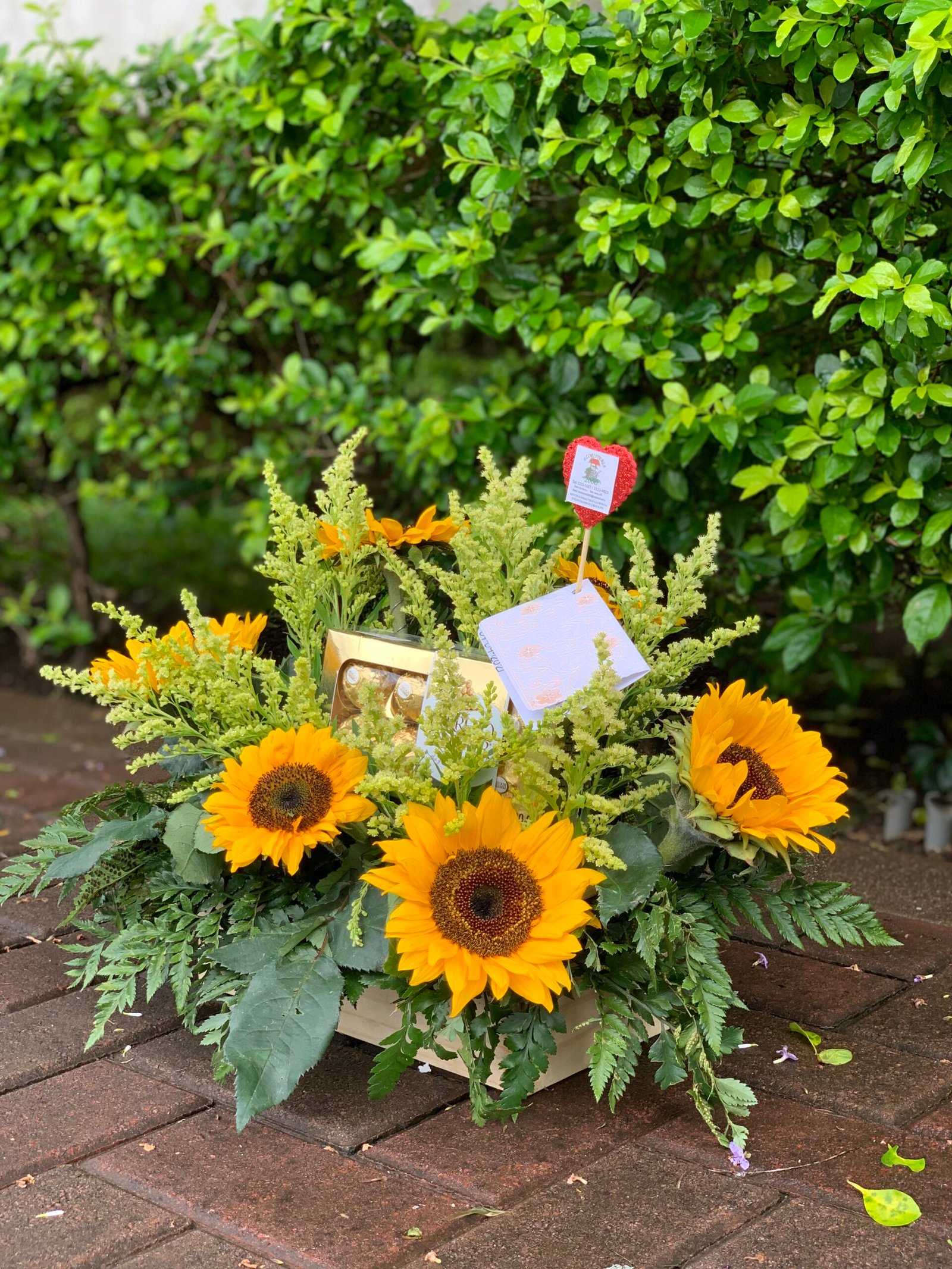 Caja De Madera Con 6 Girasoles Y Ferrero